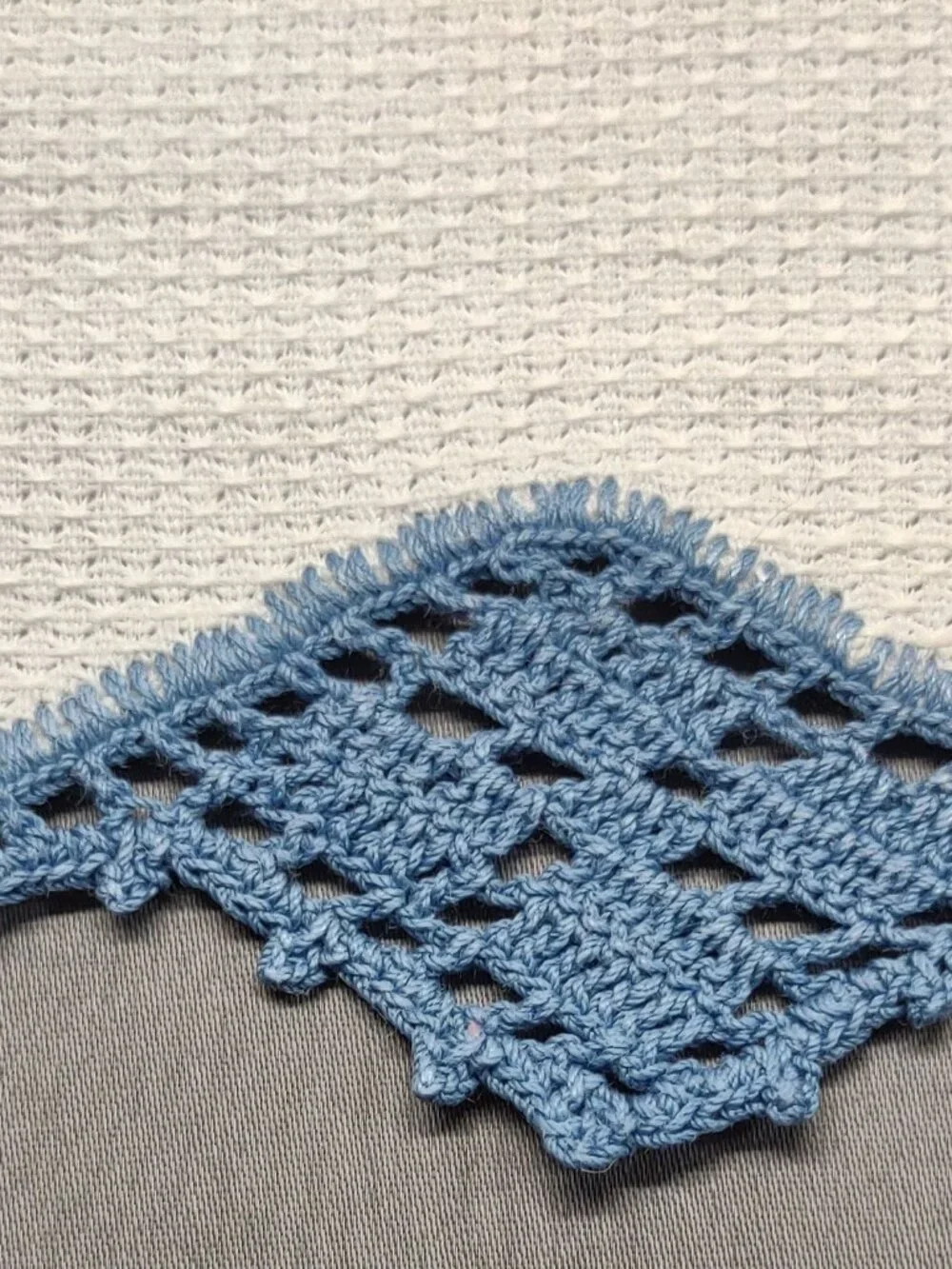 Sweet antique bath towel blue crochet hem, white shamrock 17 x 28 T169 CL